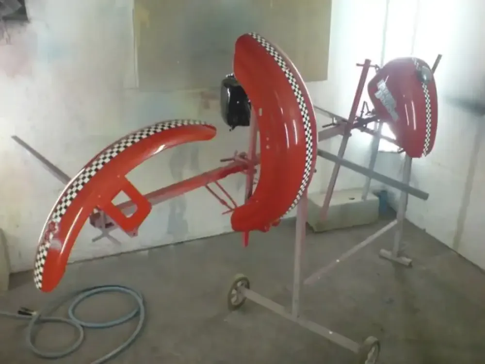 Harley Davidson Décoration Diablotin rouge et damier (3)