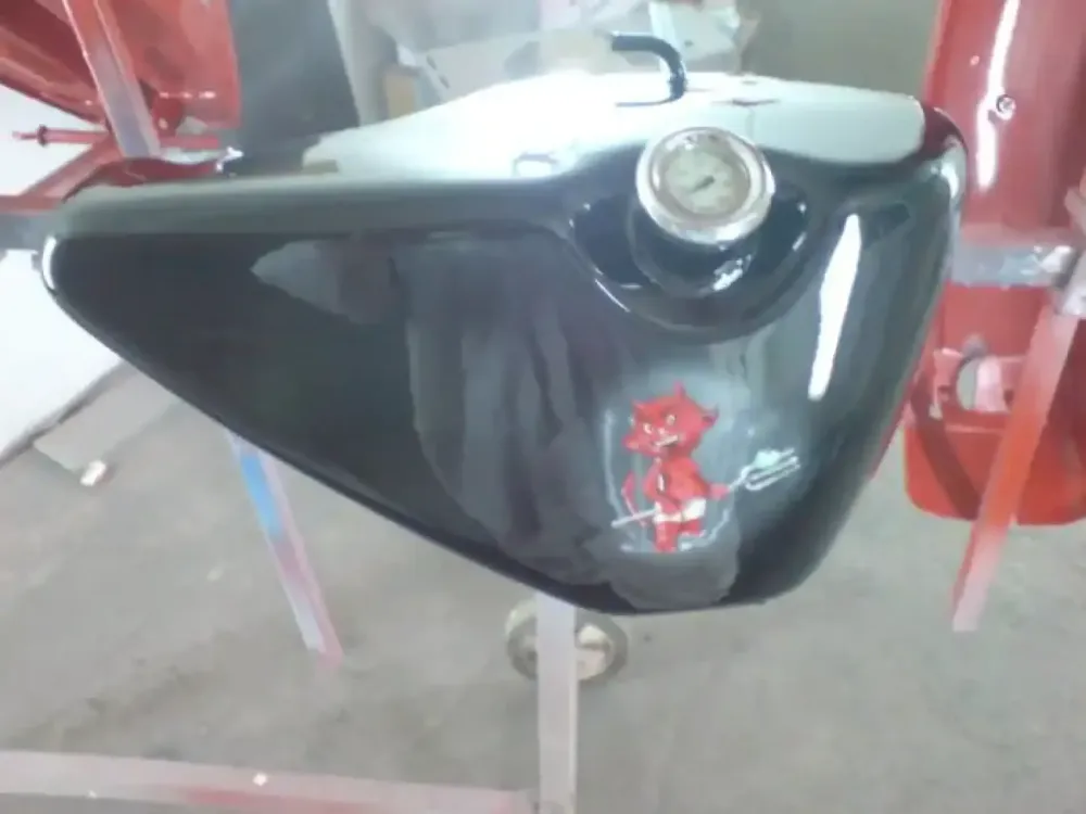 Harley Davidson Décoration Diablotin rouge et damier (4)