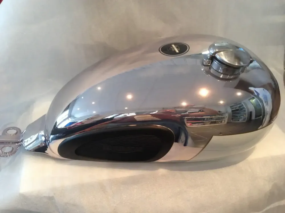 Triumph – Peinture chrome restauration -15