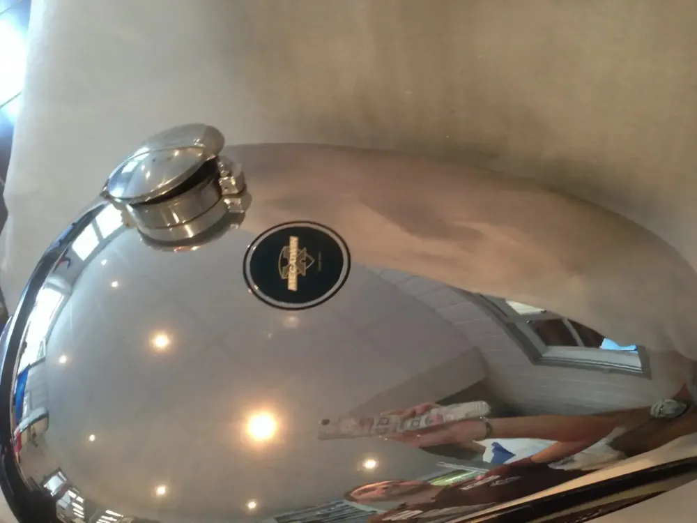 Triumph – Peinture chrome restauration -16