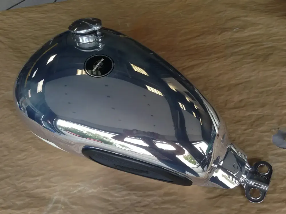 Triumph – Peinture chrome restauration -4