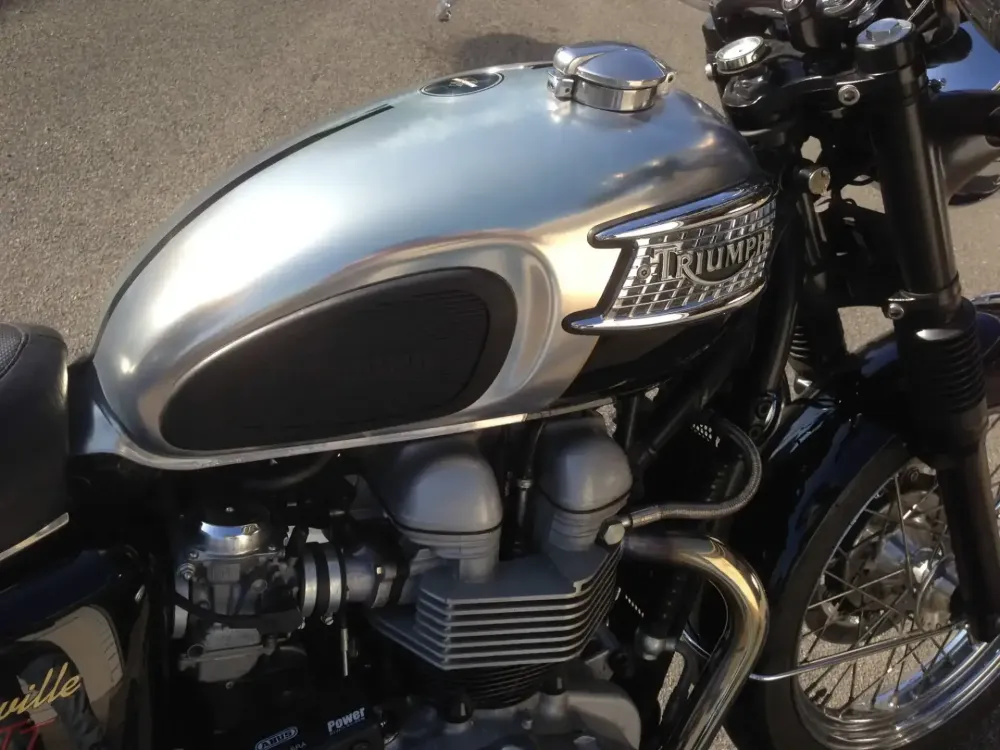 Triumph – Peinture chrome restauration -5