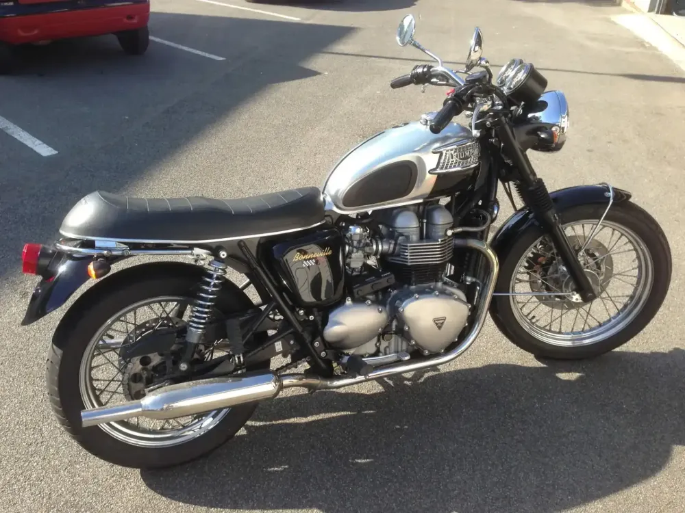 Triumph – Peinture chrome restauration -1