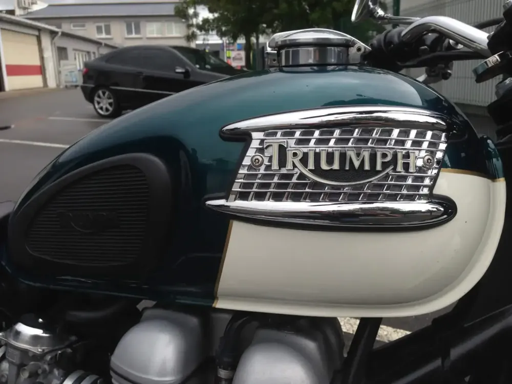 Triumph – Peinture chrome restauration -2