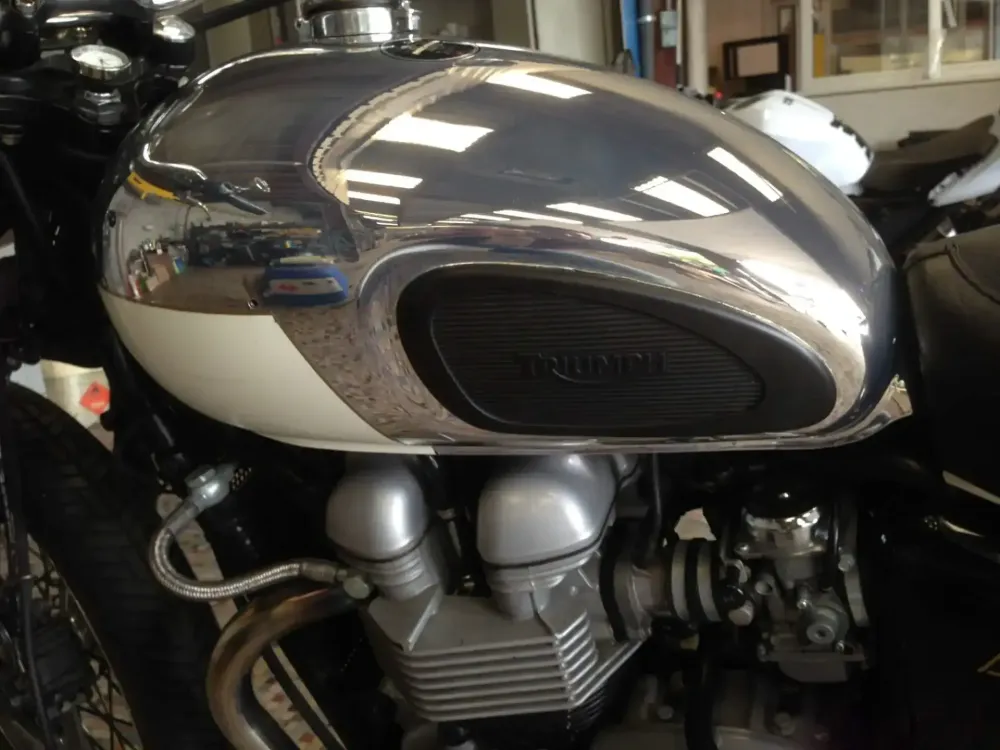Triumph – Peinture chrome restauration -3
