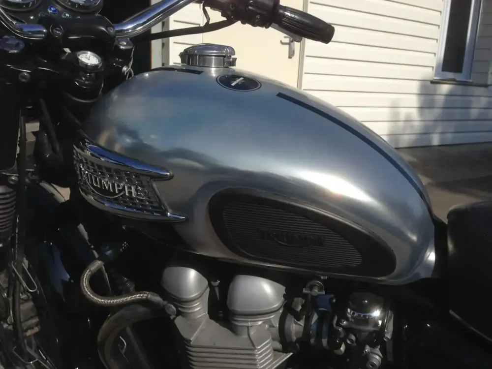Triumph – Peinture chrome restauration -7