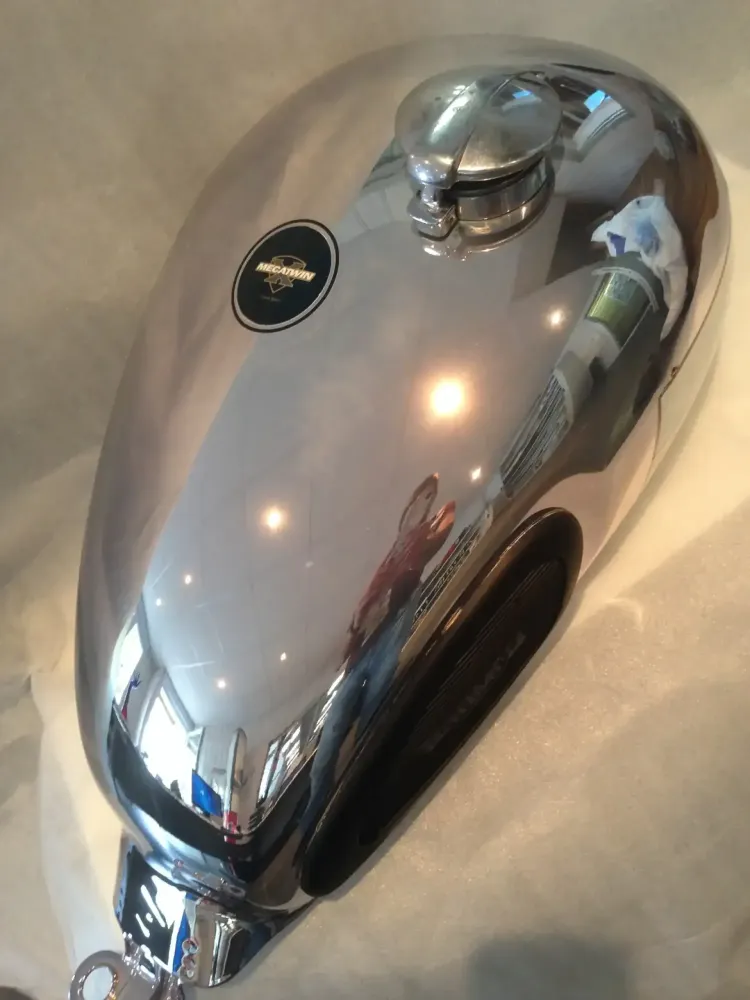 Triumph – Peinture chrome restauration -11