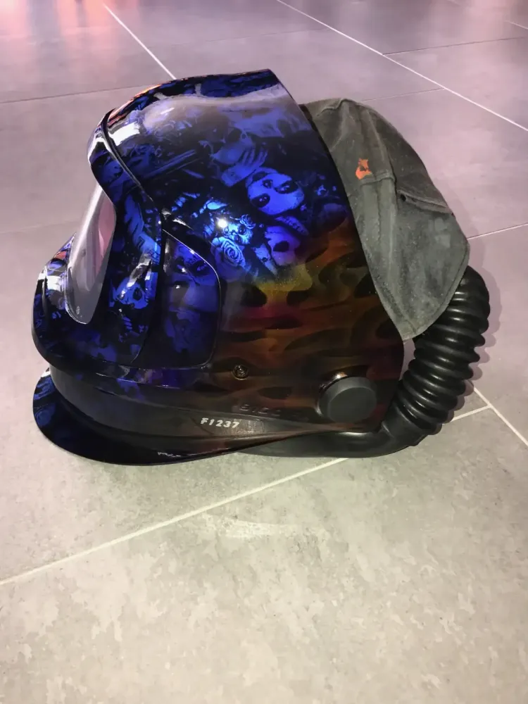 Hydrographie & aérographie sur cagoule de soudure