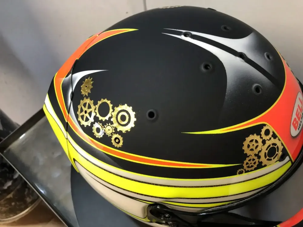 Casque karting – Fluo mat brillant & feuilles d’or (30)