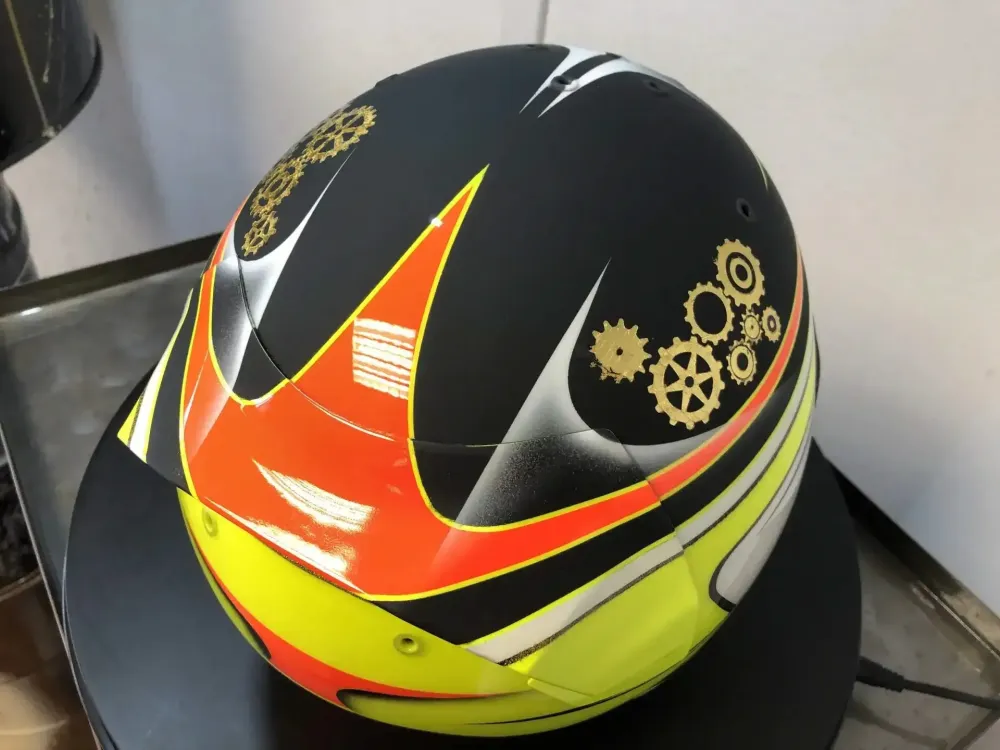 Casque karting – Fluo mat brillant & feuilles d’or (28)