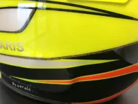 Casque karting – Fluo mat brillant & feuilles d’or (25)
