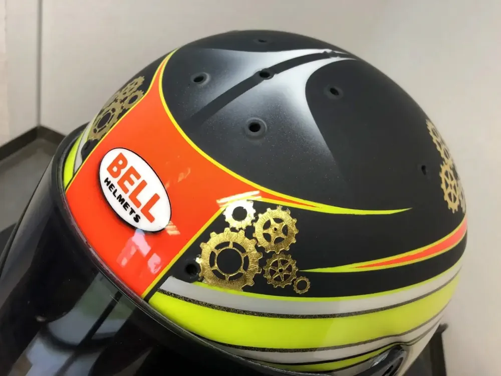 Casque karting – Fluo mat brillant & feuilles d’or (21)
