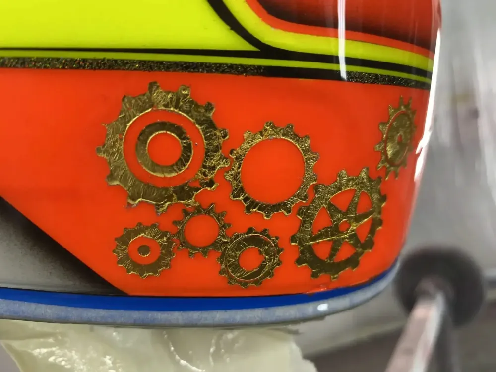 Casque karting – Fluo mat brillant & feuilles d’or (15)