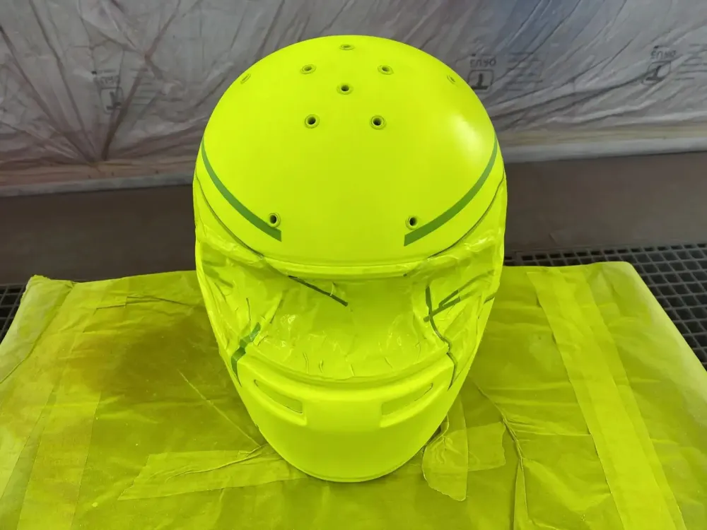 Casque karting – Fluo mat brillant & feuilles d’or (6)