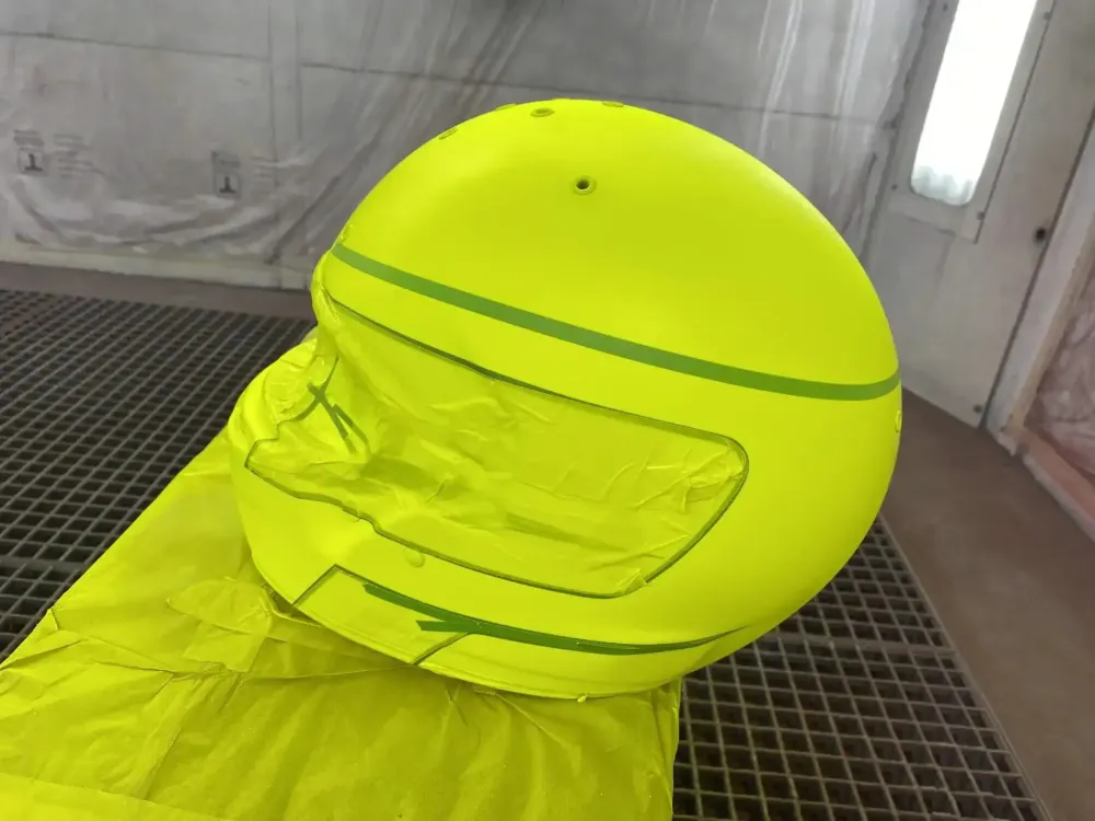 Casque karting – Fluo mat brillant & feuilles d’or (4)