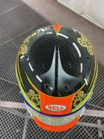Casque karting – Fluo mat brillant & feuilles d’or (1)