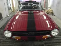 TRIUMPH TR9 CAB Préparation des éléments et mise en peinture des bandes noir puis re-vernissage, en détail. (1)