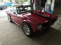 TRIUMPH TR9 CAB Préparation des éléments et mise en peinture des bandes noir puis re-vernissage, en détail. (2)