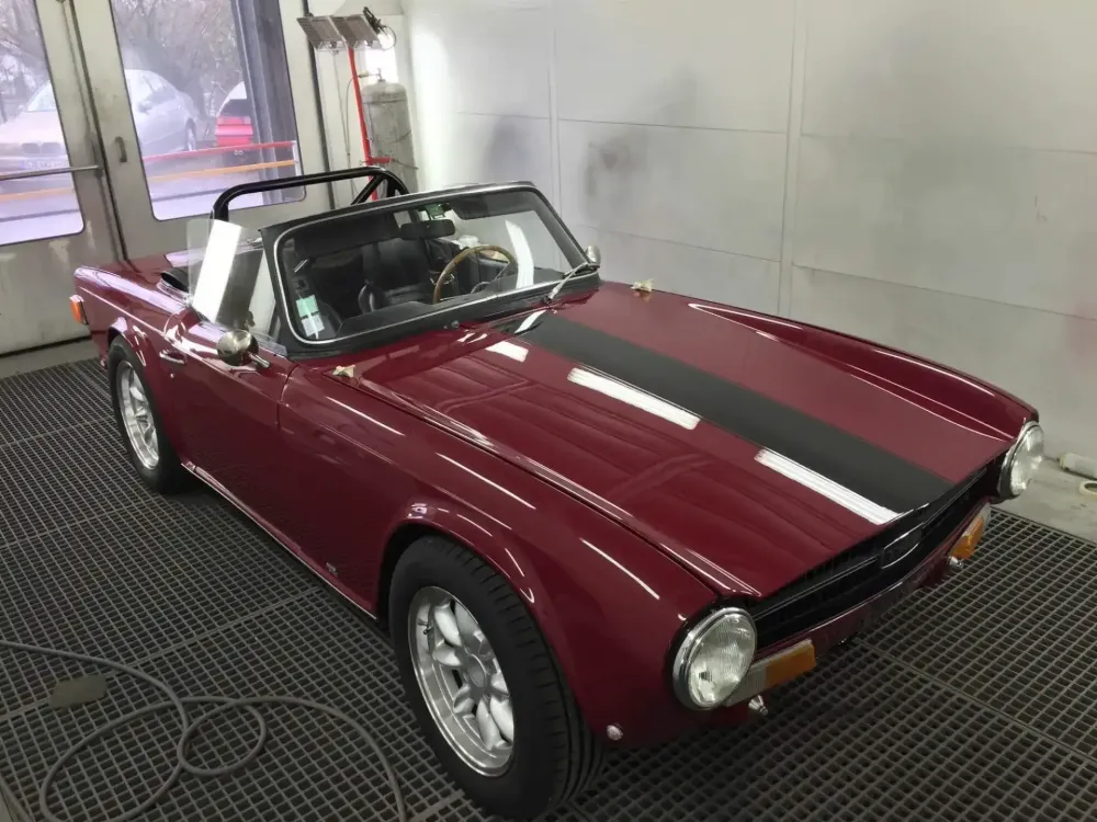 TRIUMPH TR9 CAB Préparation des éléments et mise en peinture des bandes noir puis re-vernissage, en détail. (3)