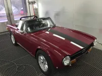 TRIUMPH TR9 CAB Préparation des éléments et mise en peinture des bandes noir puis re-vernissage, en détail. (3)