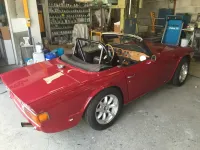 TRIUMPH TR9 CAB Préparation des éléments et mise en peinture des bandes noir puis re-vernissage, en détail. (4)