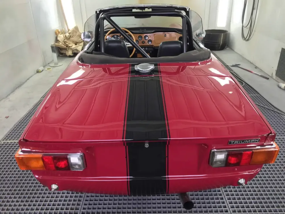 TRIUMPH TR9 CAB Préparation des éléments et mise en peinture des bandes noir puis re-vernissage, en détail. (5)