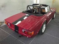 TRIUMPH TR9 CAB Préparation des éléments et mise en peinture des bandes noir puis re-vernissage, en détail. (6)