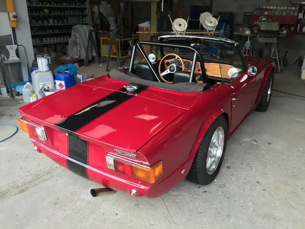 TRIUMPH TR9 CAB Préparation des éléments et mise en peinture des bandes noir puis re-vernissage, en détail. (9)