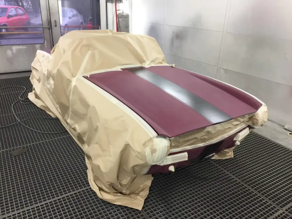 TRIUMPH TR9 CAB Préparation des éléments et mise en peinture des bandes noir puis re-vernissage, en détail. (10)