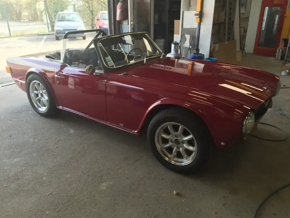 TRIUMPH TR9 CAB Préparation des éléments et mise en peinture des bandes noir puis re-vernissage, en détail. (12)