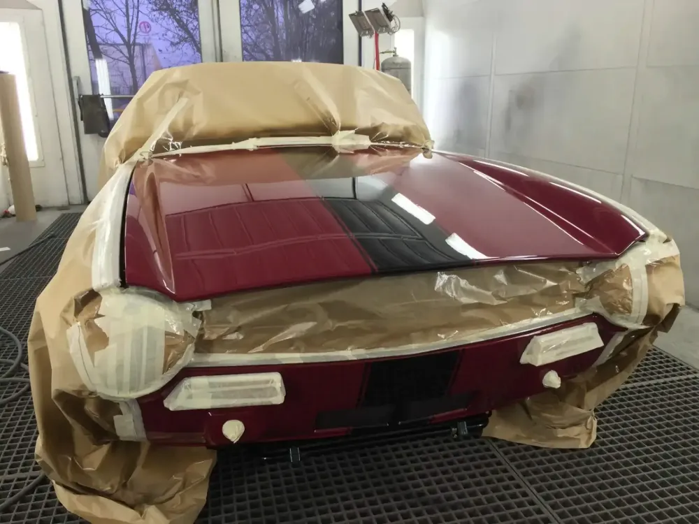 TRIUMPH TR9 CAB Préparation des éléments et mise en peinture des bandes noir puis re-vernissage, en détail. (14)