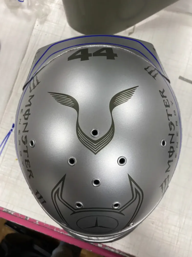 Casque Hamilton Mercedes 2021 – Noir mat & violet (1)