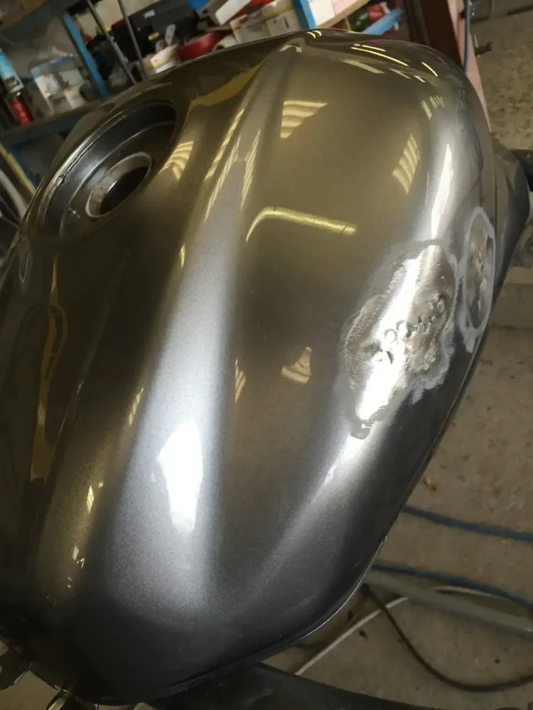 Suzuki – Réparation et peinture réservoir origine (12)