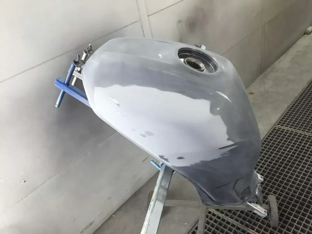 Suzuki – Réparation et peinture réservoir origine (13)