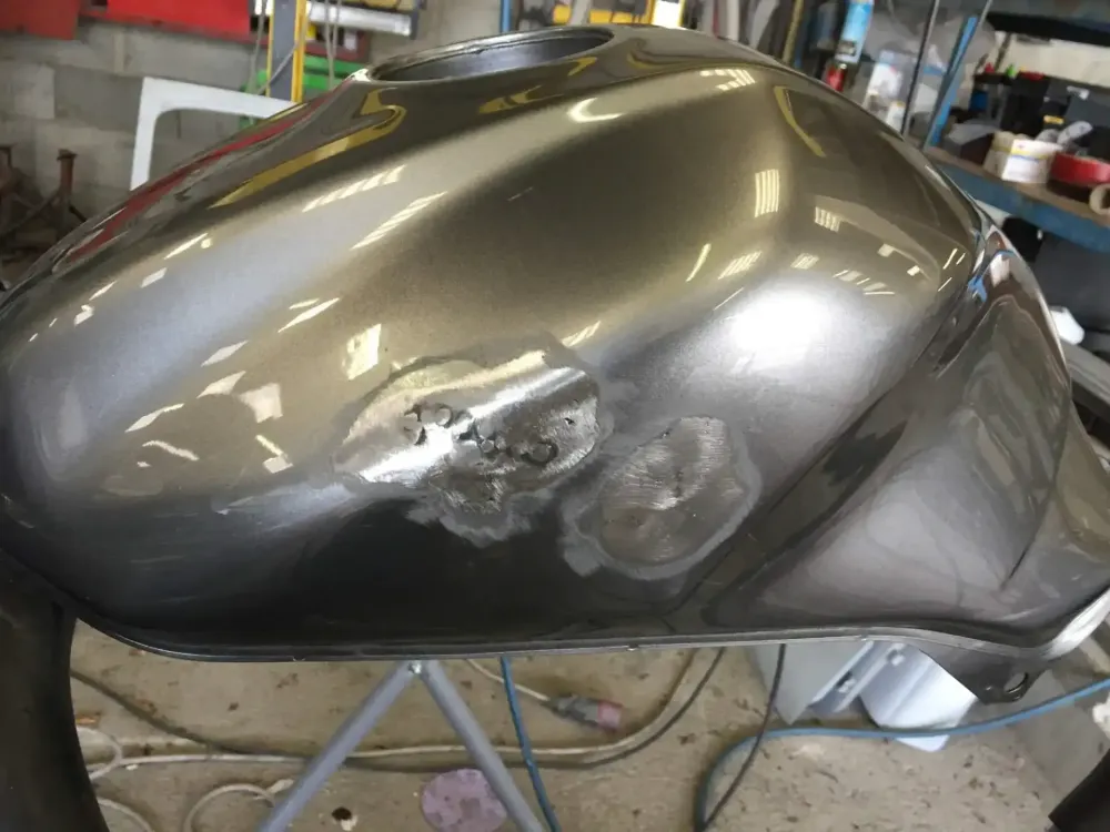 Suzuki – Réparation et peinture réservoir origine (2)