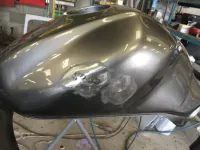 Suzuki – Réparation et peinture réservoir origine (2)