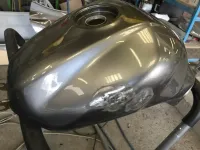 Suzuki – Réparation et peinture réservoir origine (5)