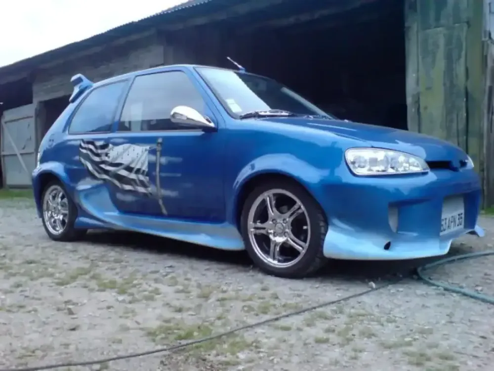 Peugeot 106 bleue – Déco drapeau breton