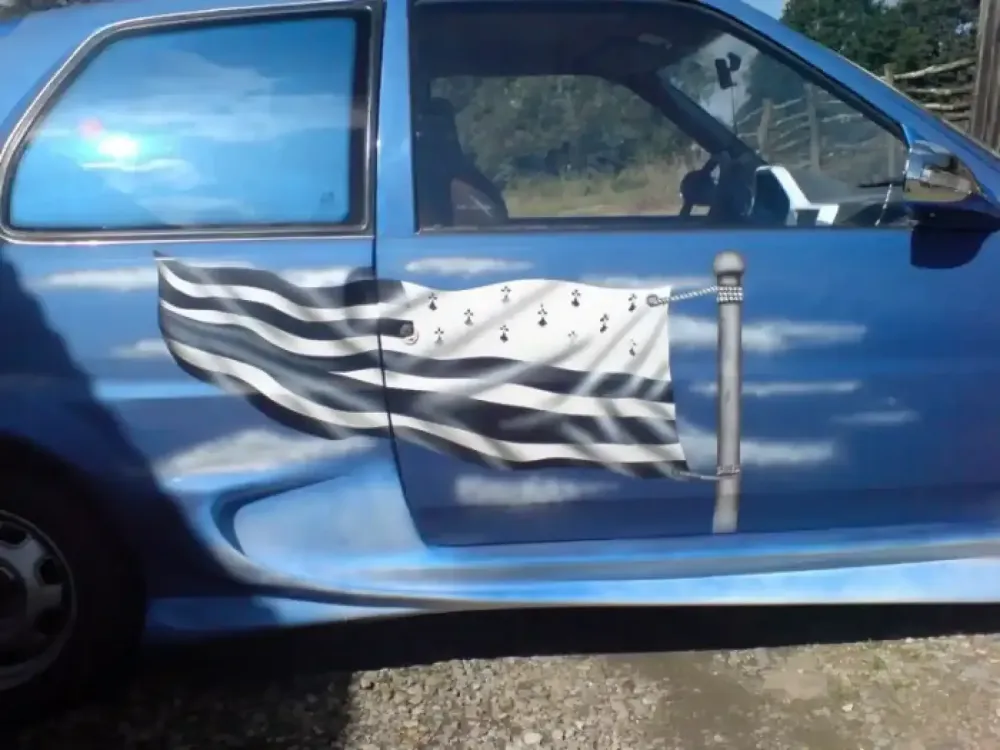 Peugeot 106 bleue – Déco drapeau breton (1)