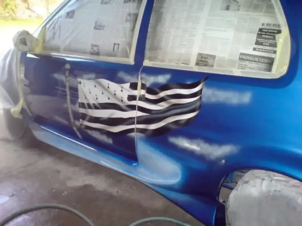 Peugeot 106 bleue – Déco drapeau breton (2)