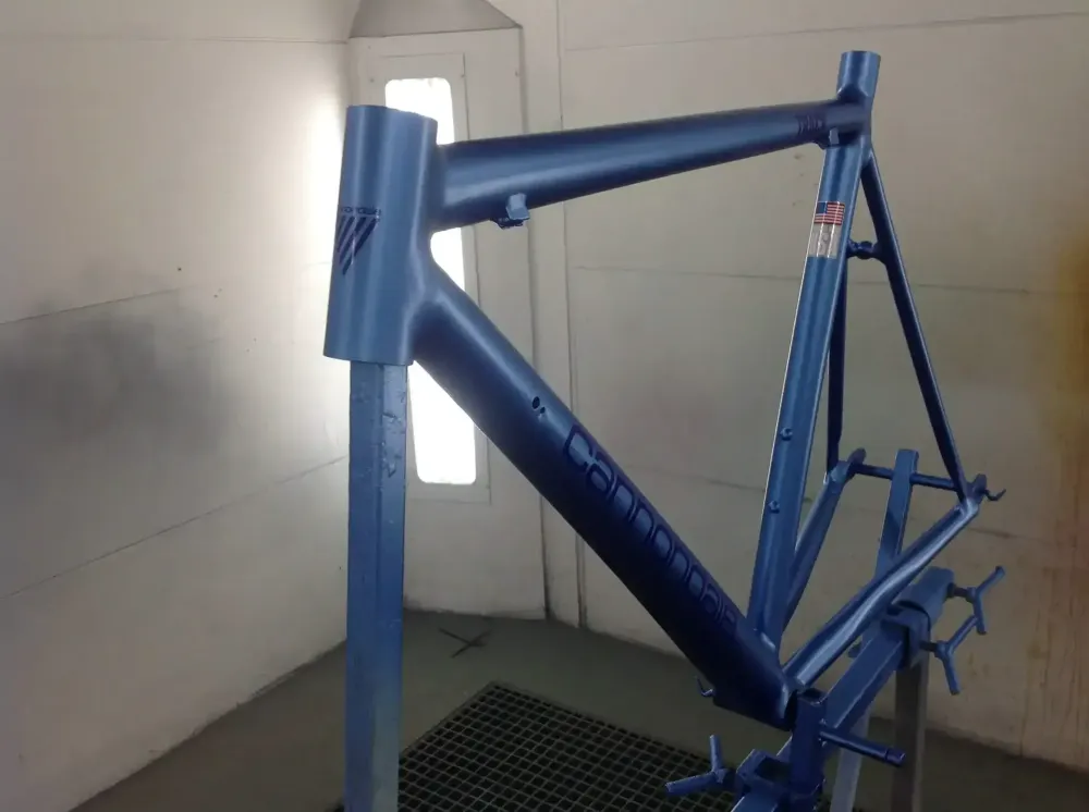 Cannondale – Déco peinture bleu sur bleu (5)