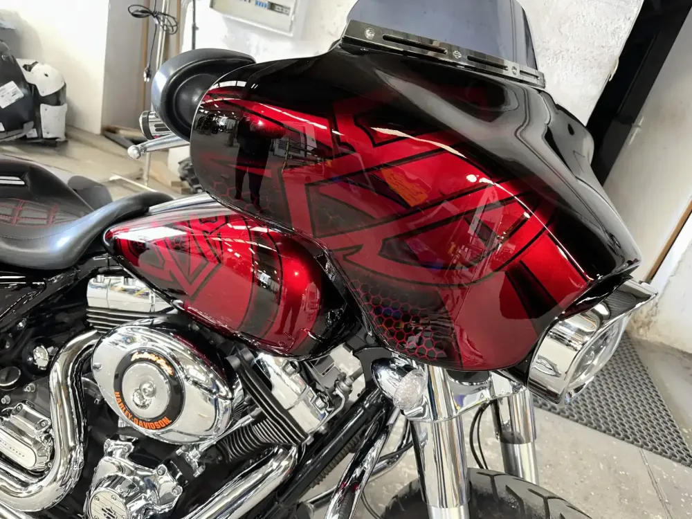 Harley Street Glide – Noir & Candy Red, déco Bar and Shield (27)