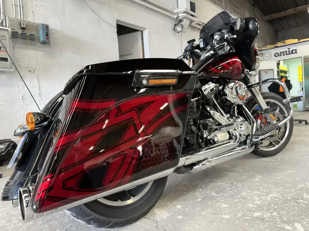 Harley Street Glide – Noir & Candy Red, déco Bar and Shield (29)
