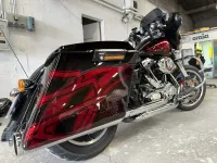Harley Street Glide – Noir & Candy Red, déco Bar and Shield (29)