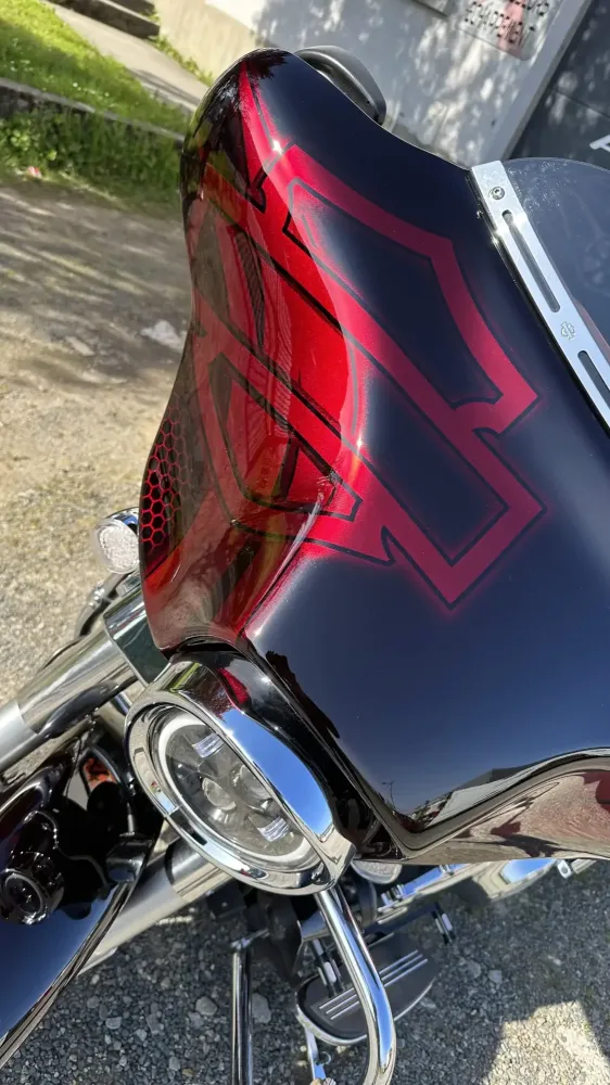 Harley Street Glide – Noir & Candy Red, déco Bar and Shield (30)