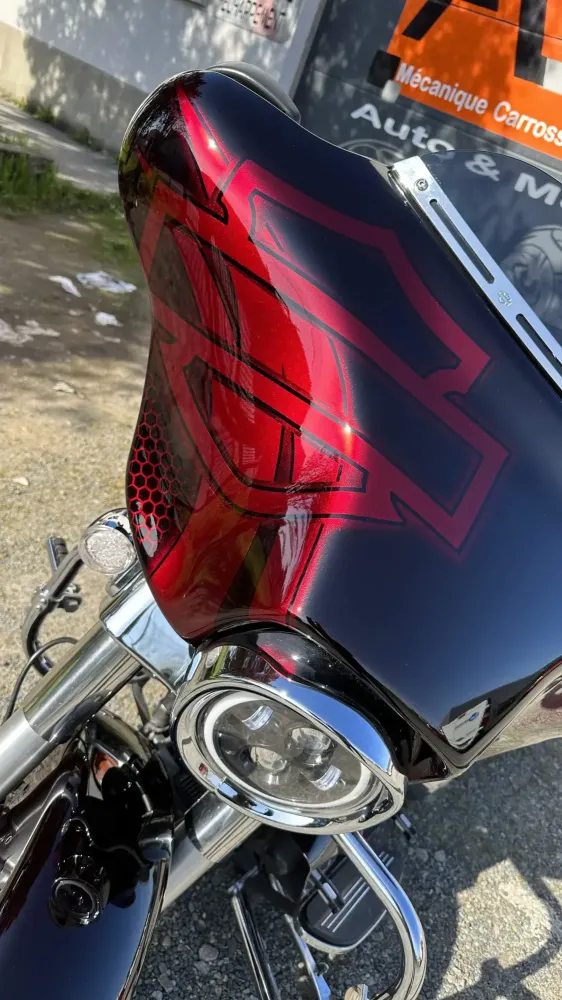 Harley Street Glide – Noir & Candy Red, déco Bar and Shield (31)