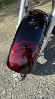 Harley Street Glide – Noir & Candy Red, déco Bar and Shield (32)