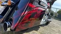 Harley Street Glide – Noir & Candy Red, déco Bar and Shield (33)