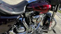Harley Street Glide – Noir & Candy Red, déco Bar and Shield (34)