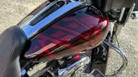 Harley Street Glide – Noir & Candy Red, déco Bar and Shield (35)